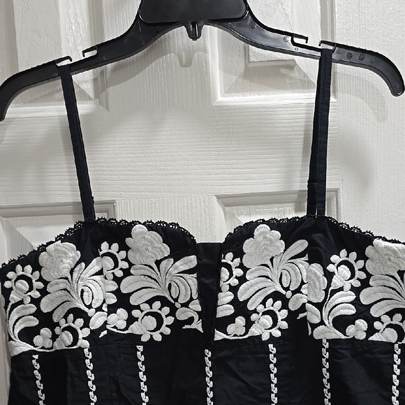Black and White Floral Embroidered Top - Picture 2 of 11